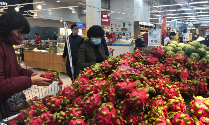 Siêu thị bắt đầu bán 'giải cứu' thanh long, dưa hấu bị ùn ứ do corona